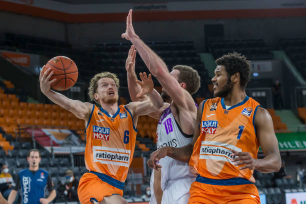 用冷静的判 用冷静的判