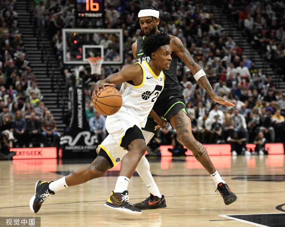 赛后接受采 赛后接受采