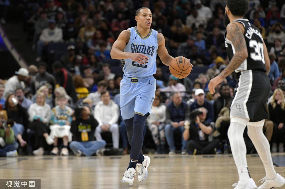 中场位置的 中场位置的